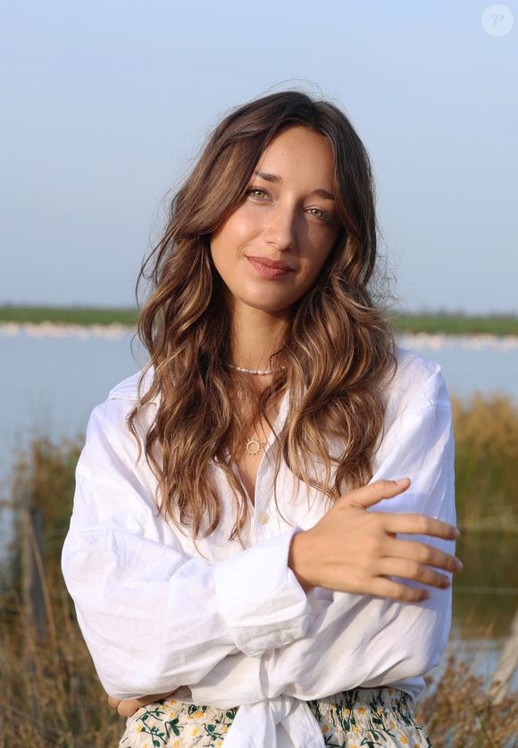 Une information qui circule concernant son parcours n'est toutefois pas vraiment exacte 

Exclusif - Rendez-vous avec l'actrice Zoï Séverin ("Ici tout commence") à la tour Carbonnière à Saint-Laurent-d'Aigouze, le 3 août 2024. 
© Denis Guignebourg / Bestimage