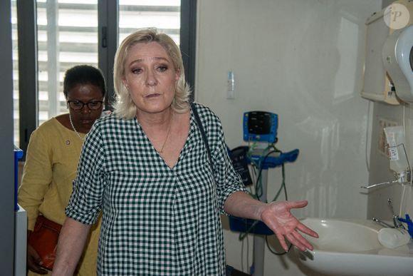 La présidente du groupe parlementaire du Rassemblement national, Marine Le Pen, visite le dispensaire Jacaranda du centre hospitalier de Mayotte à Mamoudzou, sur le territoire français de Mayotte, dans l'océan Indien, le 6 janvier 2025.  Photo par David Lemor/ABACAPRESS.COM