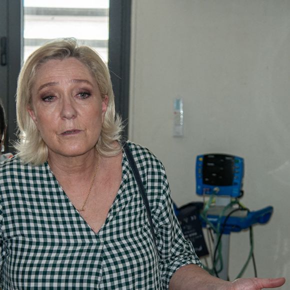 La présidente du groupe parlementaire du Rassemblement national, Marine Le Pen, visite le dispensaire Jacaranda du centre hospitalier de Mayotte à Mamoudzou, sur le territoire français de Mayotte, dans l'océan Indien, le 6 janvier 2025.  Photo par David Lemor/ABACAPRESS.COM
