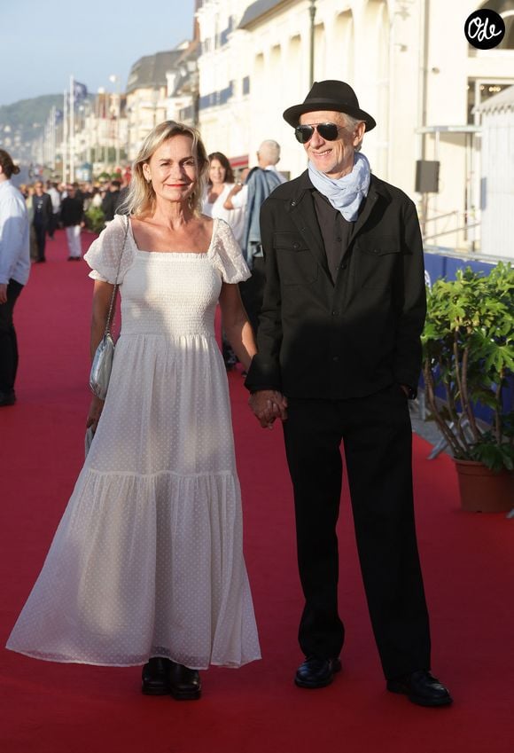 L'actrice portait une longue robe blanche tandis que le musicien avait opté pour un look sombre et élégant.

Sandrine Bonnaire et Erik Truffaz - Arrivées des personnalités sur le tapis rouge lors de la 40e édition du Festival de Cabourg « Journées romantiques » le 12 juin 2026

© Coadic Guirec / Bestimage