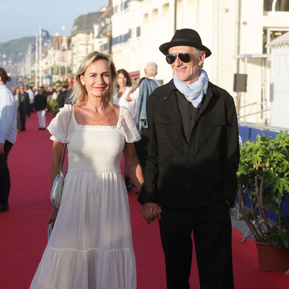 L'actrice portait une longue robe blanche tandis que le musicien avait opté pour un look sombre et élégant.

Sandrine Bonnaire et Erik Truffaz - Arrivées des personnalités sur le tapis rouge lors de la 40e édition du Festival de Cabourg « Journées romantiques » le 12 juin 2026

© Coadic Guirec / Bestimage