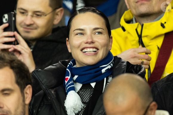 Adriana Lima - Célébrités dans les tribunes du match de 8ème de finale aller de la Ligue Des Champions 2025-2026 (LDC) "PSG - Chelsea (5-2)" au Parc des Princes à Paris le 11 mars 2026. © Cyril Moreau/Bestimage