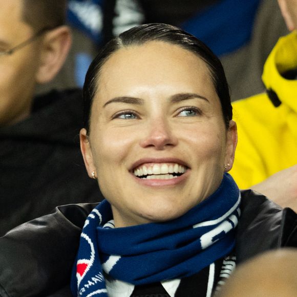 Adriana Lima - Célébrités dans les tribunes du match de 8ème de finale aller de la Ligue Des Champions 2025-2026 (LDC) "PSG - Chelsea (5-2)" au Parc des Princes à Paris le 11 mars 2026. © Cyril Moreau/Bestimage