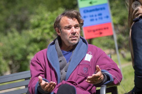 Exclusif - Patrick Puydebat - Reprise du tournage de la série "Les Mystères de l'amour" à Cergy-Pontoise (Val d'Oise) après 2 mois d'arrêt dû au confinement en pleine épidémie de Coronavirus Covid-19 le 14 mai 2020.