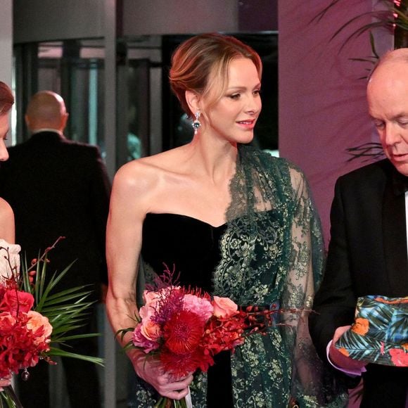 La princesse Caroline de Hanovre, la princesse Charlene de Monaco et le prince Albert II de Monaco durant la 69ème édition du Bal de la Rose dans la Salle des Étoiles du Sporting Monte-Carlo à Monaco, le 29 mars 2025. © Bruno Bebert / Pool Monaco / Bestimage