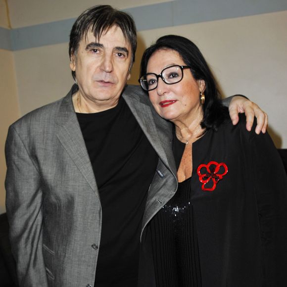 EXCLUSIF - EXCLUSIF
SERGE LAMA  NANA MOUSKOURI - SERGE LAMA FELICITES PAR SES AMIS DANS LES LOGES DE L'OLYMPIA APRES SON CONCERT