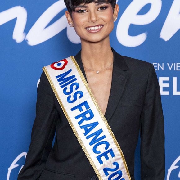 Plus que deux petits jours avant qu'Eve Gilles ne rendez sa couronne et son écharpe de Miss France.

Eve Gilles (Miss France 2024) - Avant-première du film "Finalement" de C. Lelouch qui fête son 87ème anniversaire au Grand Rex à Paris. © Pierre Perusseau/Bestimage