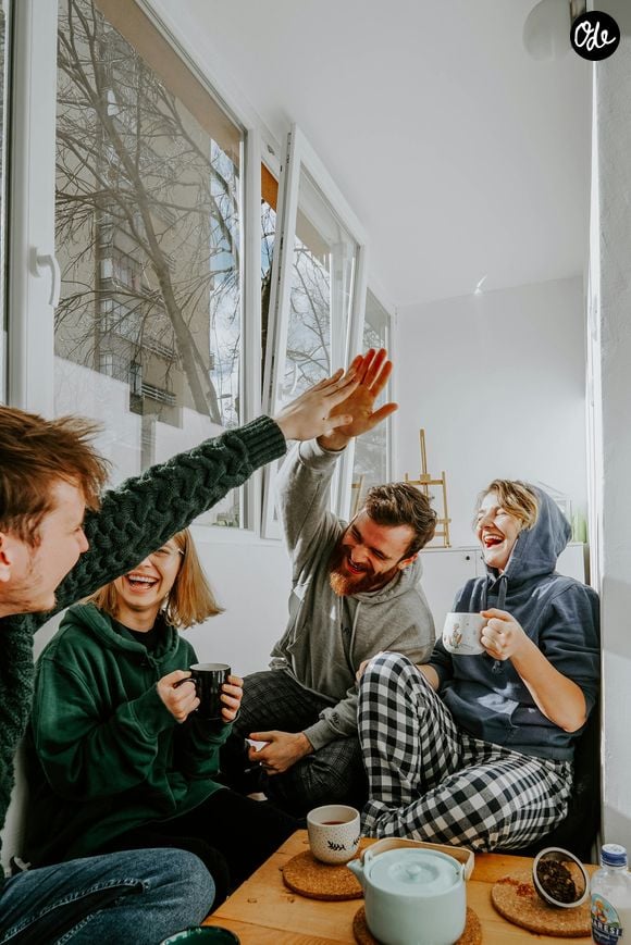 La carrière qui explose et demande plus de temps, l'arrivée des enfants, les responsabilités familiales qui s'empilent, les déménagements en banlieue ou en province... Coordonner un simple verre en terrasse relève soudainement du parcours du combattant.

Photo Unsplash