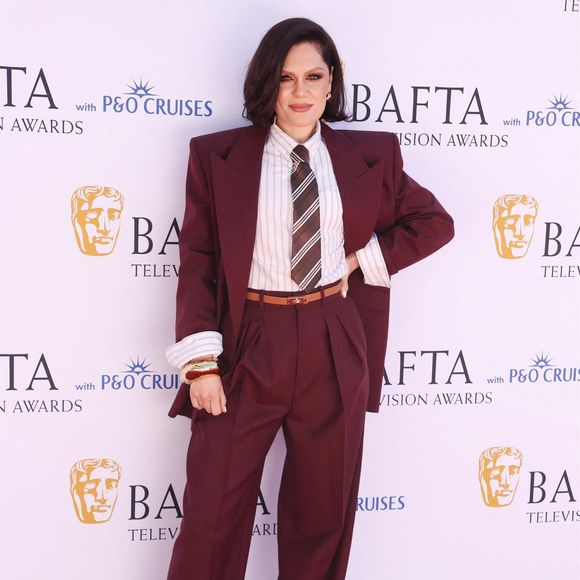 L'acteur Alan Cumming et la chanteuse Jessie J éblouissent sur le tapis rouge des British Academy Television Awards 2025, qui se tiennent au Royal Festival Hall de Londres, ajoutant une touche de star à la prestigieuse cérémonie. Londres - Royaume-Uni. © Backgrid UK/ Bestimage
