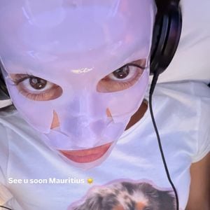 Iris Mittenaere a réalisé son soin du visage dans l'avion. Capture d'écran Instagram