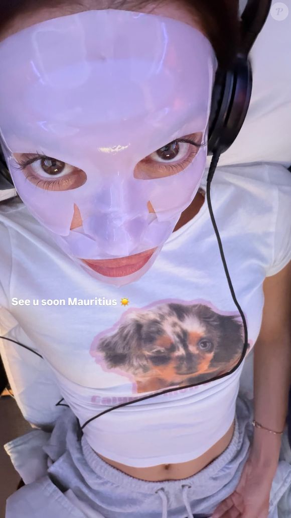 Iris Mittenaere a réalisé son soin du visage dans l'avion. Capture d'écran Instagram