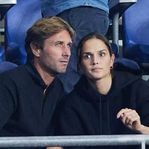 Camille Lou et son compagnon Romain Laulhé dans les tribunes du match de Coupe du monde de rugby opposant l'Irlande à l'Ecosse (36-14) au stade de France à Saint-Denis, proche Paris, Seine Saint-Denis, France, le 7 octobre 2023. © Jacovides-Moreau/Bestimage