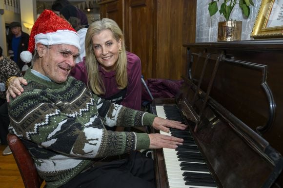 En cette période de fêtes


Sophie Rhys-Jones, duchesse d'Edimbourg, visite The Lighthouse, un centre communautaire à Woking (Royaume-Uni) à l'occasion des fêtes de fin d'année, le 18 décembre 2024. 
© Cover Images / Zuma Press / Bestimage