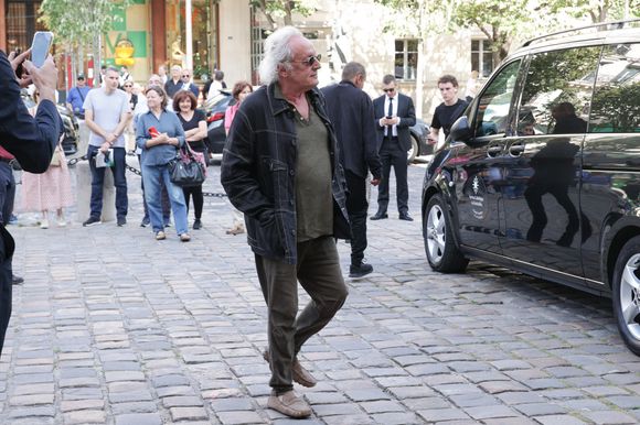 Une présence qui a sans doute rassuré les plus inquiets pour sa santé
Didier Barbelivien assiste aux obsèques de Philippe Labro à l'église Saint Germain des Prés à Paris, France, le 13 juin 2025. Philippe Labro, journaliste, auteur, réalisateur et compositeur prolifique, est décédé à l'âge de 88 ans des suites d'un cancer le 4 juin. Photo by Nasser Berzane/ABACAPRESS.COM