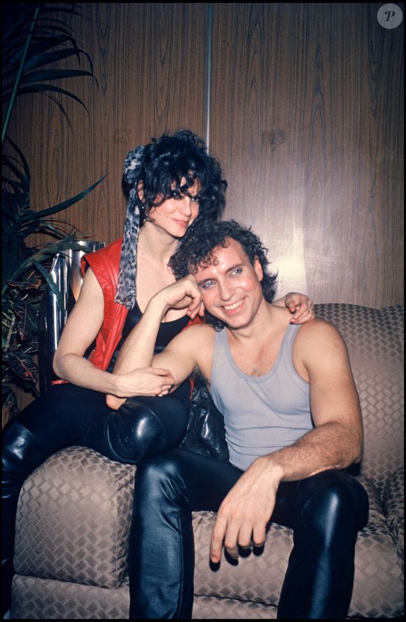 Il a notamment eu des enfants avec Evelyne, qu'il a fréquentée dans les années 80.

Bernard Lavilliers et sa femme Evelyne dans sa loge au palais des sports en 1981. © Bestimage