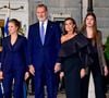 Le roi Felipe VI et la reine Letizia d'Espagne représentent au quotidien et non sans fierté leur belle nation. Au même titre que leurs deux filles la princesse Sofia et l'infante Sofia.

L'infante Leonor, le roi Felipe VI, la reine Letizia, la princesse Sofia - La famille royale d'Espagne à la sortie de la cérémonie de remise des prix "Princess of Asturias" au Campoamor Theatre à Oviedo.