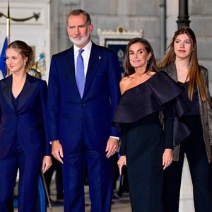 Le roi Felipe VI et la reine Letizia d'Espagne représentent au quotidien et non sans fierté leur belle nation. Au même titre que leurs deux filles la princesse Sofia et l'infante Sofia.

L'infante Leonor, le roi Felipe VI, la reine Letizia, la princesse Sofia - La famille royale d'Espagne à la sortie de la cérémonie de remise des prix "Princess of Asturias" au Campoamor Theatre à Oviedo.