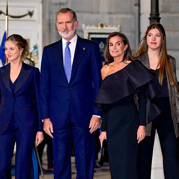 Le roi Felipe VI et la reine Letizia d'Espagne représentent au quotidien et non sans fierté leur belle nation. Au même titre que leurs deux filles la princesse Sofia et l'infante Sofia.

L'infante Leonor, le roi Felipe VI, la reine Letizia, la princesse Sofia - La famille royale d'Espagne à la sortie de la cérémonie de remise des prix "Princess of Asturias" au Campoamor Theatre à Oviedo.