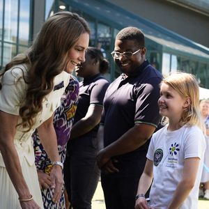 La princesse de Galles rencontre Lydia Lowe, huit ans, du Dan Maskell Tennis Trust, alors qu'elle arrive pour assister à la finale du simple dames lors de la treizième journée des championnats de Wimbledon 2025 au All England Lawn Tennis and Croquet Club, à Londres. Date de la photo : samedi 12 juillet 2025. Photo Jordan Pettitt/PA Wire