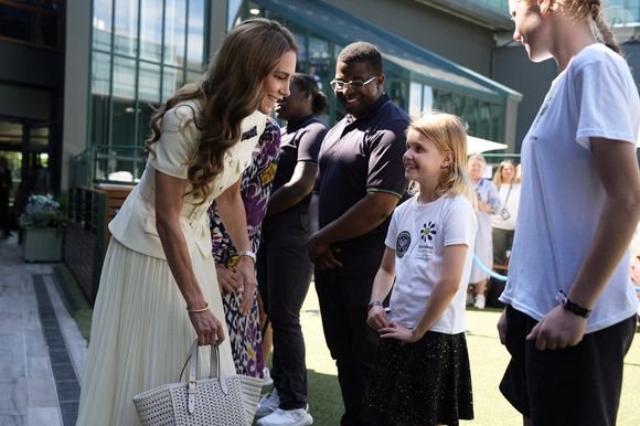 La princesse de Galles rencontre Lydia Lowe, huit ans, du Dan Maskell Tennis Trust, alors qu'elle arrive pour assister à la finale du simple dames lors de la treizième journée des championnats de Wimbledon 2025 au All England Lawn Tennis and Croquet Club, à Londres. Date de la photo : samedi 12 juillet 2025. Photo Jordan Pettitt/PA Wire