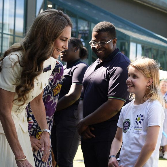 La princesse de Galles rencontre Lydia Lowe, huit ans, du Dan Maskell Tennis Trust, alors qu'elle arrive pour assister à la finale du simple dames lors de la treizième journée des championnats de Wimbledon 2025 au All England Lawn Tennis and Croquet Club, à Londres. Date de la photo : samedi 12 juillet 2025. Photo Jordan Pettitt/PA Wire