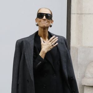 Céline Dion acclamée par ses fans à la sortie de l’hôtel Royal Monceau à Paris, avant de se rendre à la Plenitude Arena de Paris La Défense, pour sa deuxième date de concert, le 16 septembre 2026. © Marc Ausset-Lacroix/Bestimage