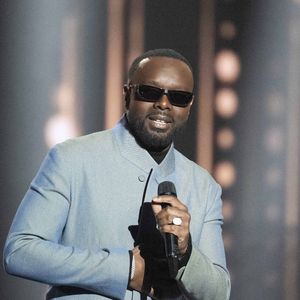 Gims devait se produire à la Nordev de Saint-Denis, mais son concert a été reporté pour des raisons familiales importantes.

Maitre Gims célèbre après avoir reçu le prix de l'artiste masculin de l'année lors de la 40ème édition des Victoires de la Musique à La Seine Musicale à Boulogne-Billancourt, France. Photo by David NIVIERE/ABACAPRESS.COM