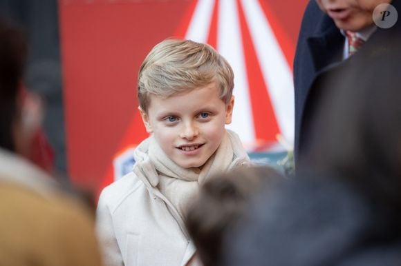 De plus, la Cour du Palais Princier de Monaco avait été entièrement décorée aux couleurs de Noël pour l'occasion

Le prince Jacques de Monaco, marquis des Baux - La famille princière de Monaco offre les traditionnels cadeaux de Noël aux enfants monégasques dans la Cour du Palais Princier, le 18 décembre 2024. 
© Olivier Huitel / Pool Monaco / Bestimage