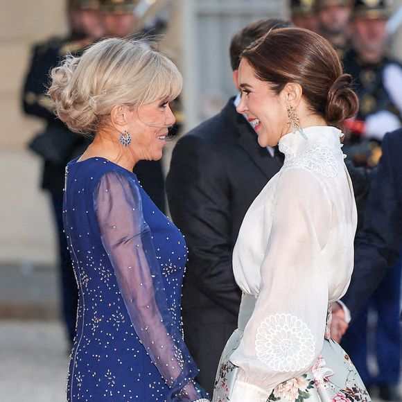 Le roi et la reine du Danemark sont en France !
Accueil de leurs Majestés le roi Frederik et la reine Mary de Danemark par le président de la République française Emmanuel Macron et de sa femme la Première Dame française Brigitte Macron pour le dîner d’Etat, dans la cour d'Honneur du palais présidentiel de l’Elysée, à Paris, France, pour une visite d'État de trois jours. © Cyril Moreau/Bestimage