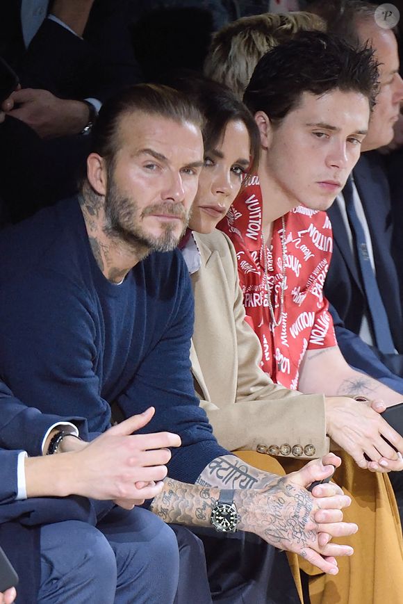David Beckham, Victoria Beckham et leur fils Brooklyn Beckham assistant au défilé Louis Vuitton Homme lors de la semaine de la mode masculine de Paris automne/hiver à Paris. Photo : Aurore Marechal/ABACAPRESS.COM