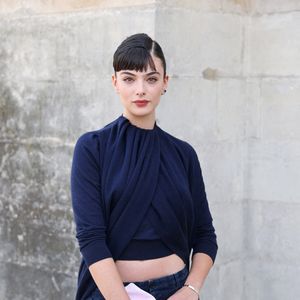 Deva Cassel, actrice italo-française et fille de Monica Bellucci et Vincent Cassel, quitte le défilé Dior printemps-été 2026 lors de la Fashion Week de Paris, à Paris, en France, le 1er octobre 2025, vêtue d'une tenue entièrement signée Dior. Photo de Marijo Cobretti/Splash News/Abaca