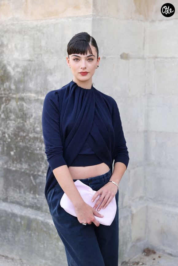 Deva Cassel, actrice italo-française et fille de Monica Bellucci et Vincent Cassel, quitte le défilé Dior printemps-été 2026 lors de la Fashion Week de Paris, à Paris, en France, le 1er octobre 2025, vêtue d'une tenue entièrement signée Dior. Photo de Marijo Cobretti/Splash News/Abaca