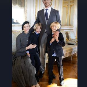 Une heureuse nouvelle confirmée par le compte Instagram du palais princier du Rocher ce mardi 14 octobre 2025. Pour l'occasion, un rare cliché du couple entouré de ses deux autres enfants :  Stefano (2017) et Francesco (2018), a été relayée.

(Capture d'écran Instagram - palaisprincierdemonaco)