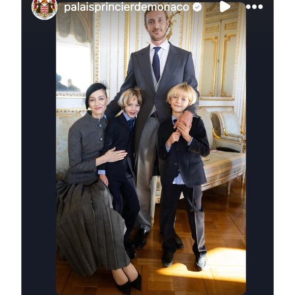 Une heureuse nouvelle confirmée par le compte Instagram du palais princier du Rocher ce mardi 14 octobre 2025. Pour l'occasion, un rare cliché du couple entouré de ses deux autres enfants :  Stefano (2017) et Francesco (2018), a été relayée.

(Capture d'écran Instagram - palaisprincierdemonaco)