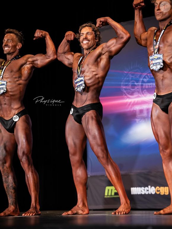 Joseph Baena suit les traces de son célèbre père et remporte sa première compétition de bodybuilding. Instagram