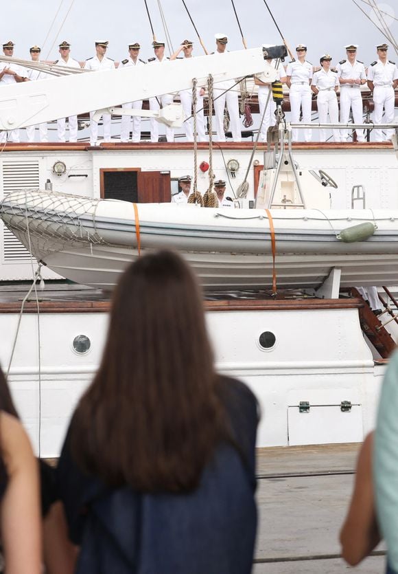 La reine Letizia et la princesse Leonor d'Espagne se sont retrouvées après 4 mois lors de l'escale du navire-école Juan Sebastián de Elcano à Panama City. Casa de S.M. El Rey via Bestimage