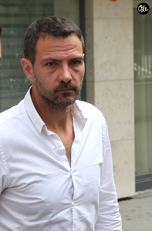 Exclusif - Jérôme Kerviel, accompagné de son avocat David Koubbi, du président de son association, et d'un ami, va se faire enlever son bracelet électronique au Service pénitentiaire d'insertion et de probation (SPIP) au 12 rue Charles Fourier, dans le 13ème arrondissement à Paris, le 26 juin 2015. DOMINIQUE JACOVIDES / BESTIMAGE