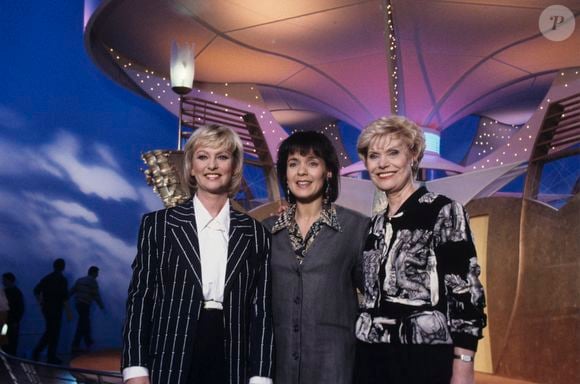 Interrogée par le Parisien, Fabienne Egal a expliqué l'absence du 3e membre du trio de "Tournez manège" : "Elle a bon pied bon oeil, mais les jambes, c’est un peu fragile".

En France, à Paris, sur le plateau, de gauche à droite, Evelyne LECLERCQ, Fabienne EGAL et Simone GARNIER posant devant le manège le 15 janvier 1993