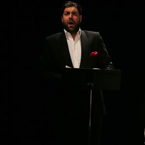 En mai, le baryton est monteé sur la scène de l’Opéra de Marseille pour interpréter L’Or du Rhin de Richard Wagner, où il incarnait l'un des rôles majeurs. 

Exclusif - Alexandre Duhamel au théâtre de l'Athénée-Louis-Jouvet à Paris, France, le 17 octobre 2016.

Photo : Marc Ausset-Lacroix / Bestimage