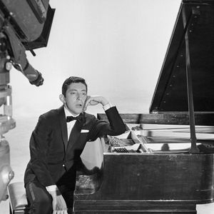 Archives - En France, à Paris, Serge Gainsbourg en smoking le 23 mars 1964.