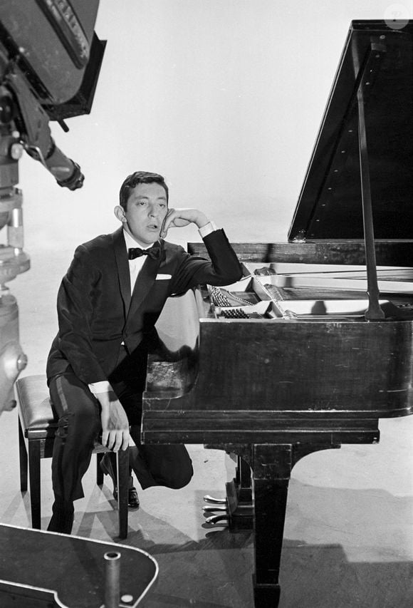 Archives - En France, à Paris, Serge Gainsbourg en smoking le 23 mars 1964.