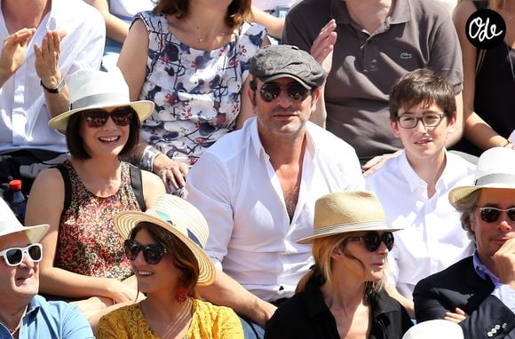 Jean Dujardin, son fils (Simon) et sa compagne Nathalie Péchalat - Des personnalités dans les tribunes lors de la finale des Internationaux de tennis de Roland-Garros à Paris, le 7 juin 2015.
MERCI DE FLOUTER LA TÊTE DES ENFANTS AVANT PUBLICATION