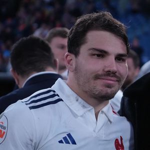 “On était jeunes, donc on avait une ou deux bouteilles d’alcool le premier soir et le deuxième soir, il n’y avait plus rien”, se souvient Antoine Dupont

Antoine Dupont - L'équipe de France de rugby victorieuse face à l'Italie (73 - 24) lors du Tournoi des Six Nations à Rome, le 24 février 2025. 
© Laurent Lairys / PsnewZ / Bestimage