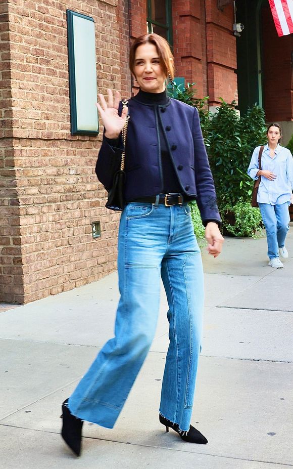 New York, NY Katie Holmes sort à New York dans une élégante veste bleue associée à un jean et des bottes.
Backgrid USA / Bestimage