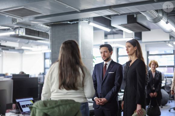 Le prince héritier de Jordanie, Al Hussein bin Abdullah II, et son épouse, la princesse Rajwa Al Hussein (à droite), se rendent sur le site de " 42 The Network ", un réseau éducatif mondial innovant spécialisé dans l'informatique et la programmation, à Paris, en France, le 8 octobre 2025. Photo by Balkis Press/ABACAPRESS.COM