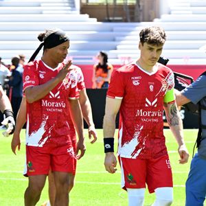 Ronaldinho et Louis Ducruet (président des Barbagiuans) lors du match de football caritatif au stade Louis II de Monaco opposant les Barbagiuans aux pilotes de l'équipe Nazionale Piloti dans le cadre de la "Racing Stars Football Cup" le 3 juin 2026.
Depuis 35 ans, des pilotes automobiles participent chaque année à un match de football caritatif organisé à Monaco. Ce " match des pilotes " a accueilli tous les plus grands de la Formule 1, y compris Michael Schumacher. En 2025, une nouvelle mouture a vu le jour, la Racing Stars Football Cup, sous la houlette de Louis Ducruet, le fils de la princesse Stéphanie. Ce 3 juin 2026, avait lieu la deuxième édition de l'événement caritatif, organisé au profit de deux associations.
Les fonds récoltés lors de l'événement seront reversés à deux associations. La première est " Mercy Ships ", qui déploie des navires-hôpitaux afin d'offrir des soins chirurgicaux gratuits en Afrique. La seconde association est " Les Soins de l'espoir ", qui est engagée auprès d'enfants et d'adultes défavorisés en Asie du Sud-Est, notamment au Vietnam.
Les Barbagiuans ont remporté le match 6 - 2

© Bruno Bebert / Bestimage