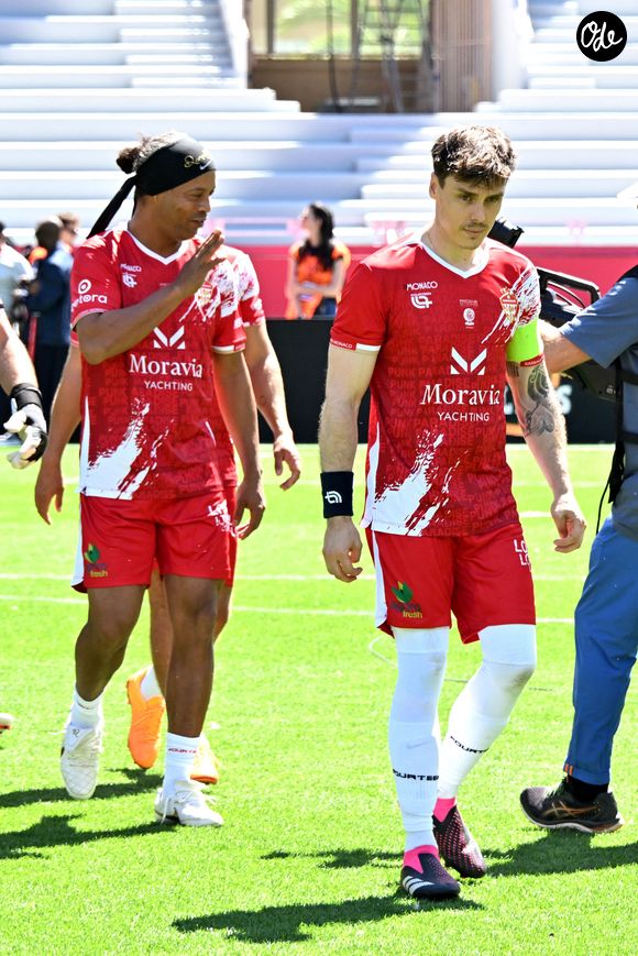 Ronaldinho et Louis Ducruet (président des Barbagiuans) lors du match de football caritatif au stade Louis II de Monaco opposant les Barbagiuans aux pilotes de l'équipe Nazionale Piloti dans le cadre de la "Racing Stars Football Cup" le 3 juin 2026.
Depuis 35 ans, des pilotes automobiles participent chaque année à un match de football caritatif organisé à Monaco. Ce " match des pilotes " a accueilli tous les plus grands de la Formule 1, y compris Michael Schumacher. En 2025, une nouvelle mouture a vu le jour, la Racing Stars Football Cup, sous la houlette de Louis Ducruet, le fils de la princesse Stéphanie. Ce 3 juin 2026, avait lieu la deuxième édition de l'événement caritatif, organisé au profit de deux associations.
Les fonds récoltés lors de l'événement seront reversés à deux associations. La première est " Mercy Ships ", qui déploie des navires-hôpitaux afin d'offrir des soins chirurgicaux gratuits en Afrique. La seconde association est " Les Soins de l'espoir ", qui est engagée auprès d'enfants et d'adultes défavorisés en Asie du Sud-Est, notamment au Vietnam.
Les Barbagiuans ont remporté le match 6 - 2

© Bruno Bebert / Bestimage