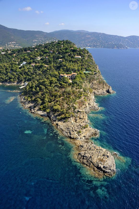 Vue aérienne du Cap Nègre sur la côte d'Azur, été 2013.