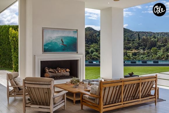 L’ancienne propriété de Ben Affleck et Jennifer Lopez à Beverly Hills s’étend sur près de deux hectares. La résidence compte 12 chambres, 24 salles de bains, une piscine à débordement, un vaste complexe sportif et un garage pouvant accueillir 12 voitures. Crédit photo : Simon Berlyn.