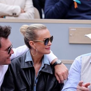 Frédéric Suant avec sa compagne Laeticia Hallyday et Philippe Etchebest dans les tribunes lors des Internationaux de France de Tennis de Roland Garros 2025. Paris, le 26 mai 2025. © Jacovides-Moreau/Bestimage